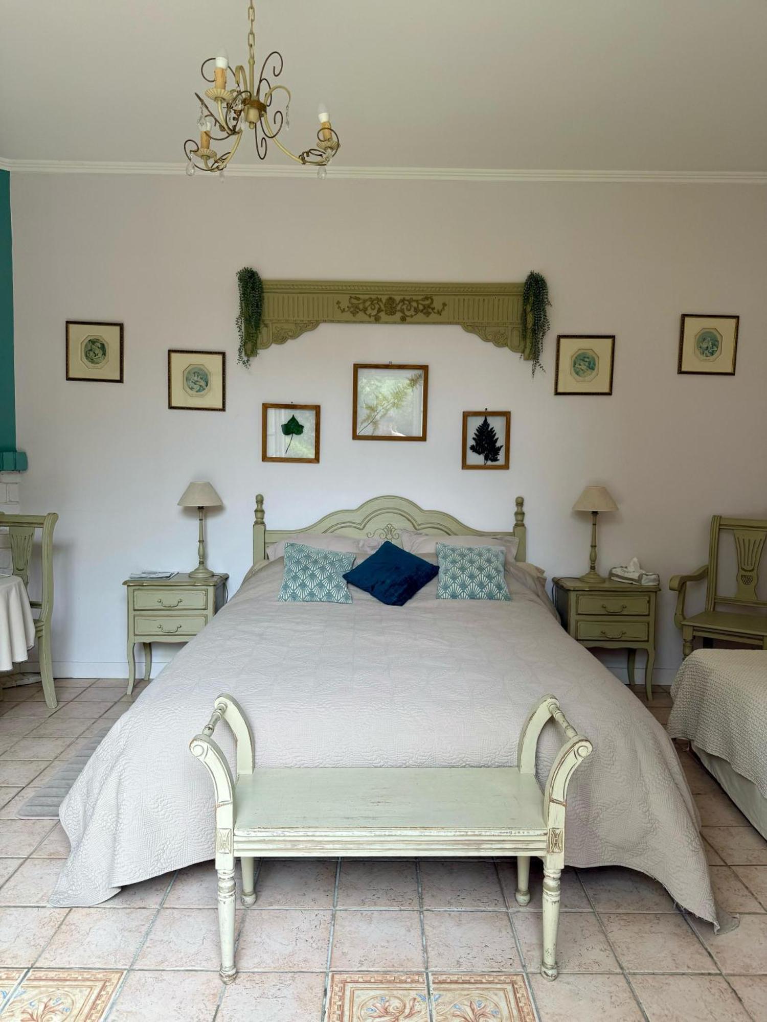 Le Domaine Des Pres Du Hom Bed and Breakfast Bézu-Saint-Éloi Exteriör bild